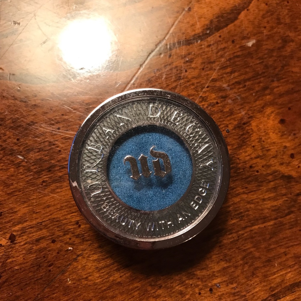 URBAN DECAY EYESHADOW IN SHADE RADIUM